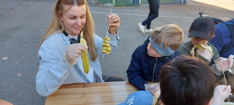 En gruppe barn som spiser banan En gruppe barn som spiser banan
