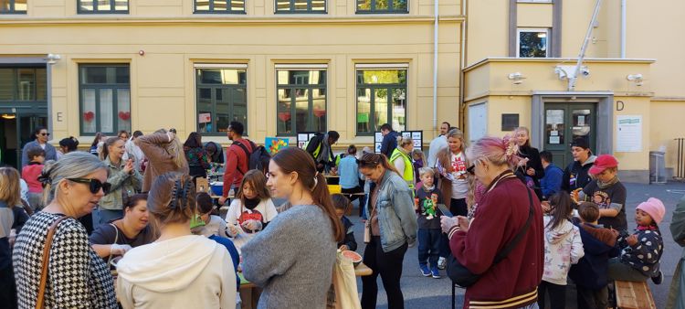 en gruppe mennesker som sitter utenfor en gruppe mennesker som sitter utenfor