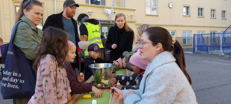 en gruppe mennesker som spiser ute en gruppe mennesker som spiser ute