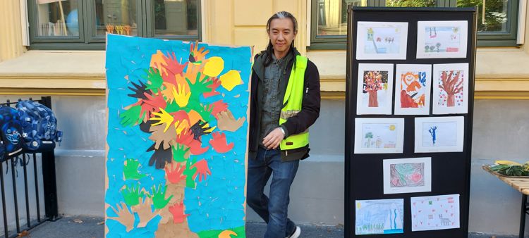 en person som står ved siden av en plakat en person som står ved siden av en plakat