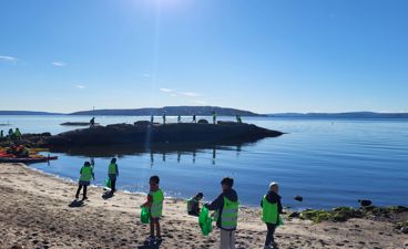 En gruppe mennesker på en strand