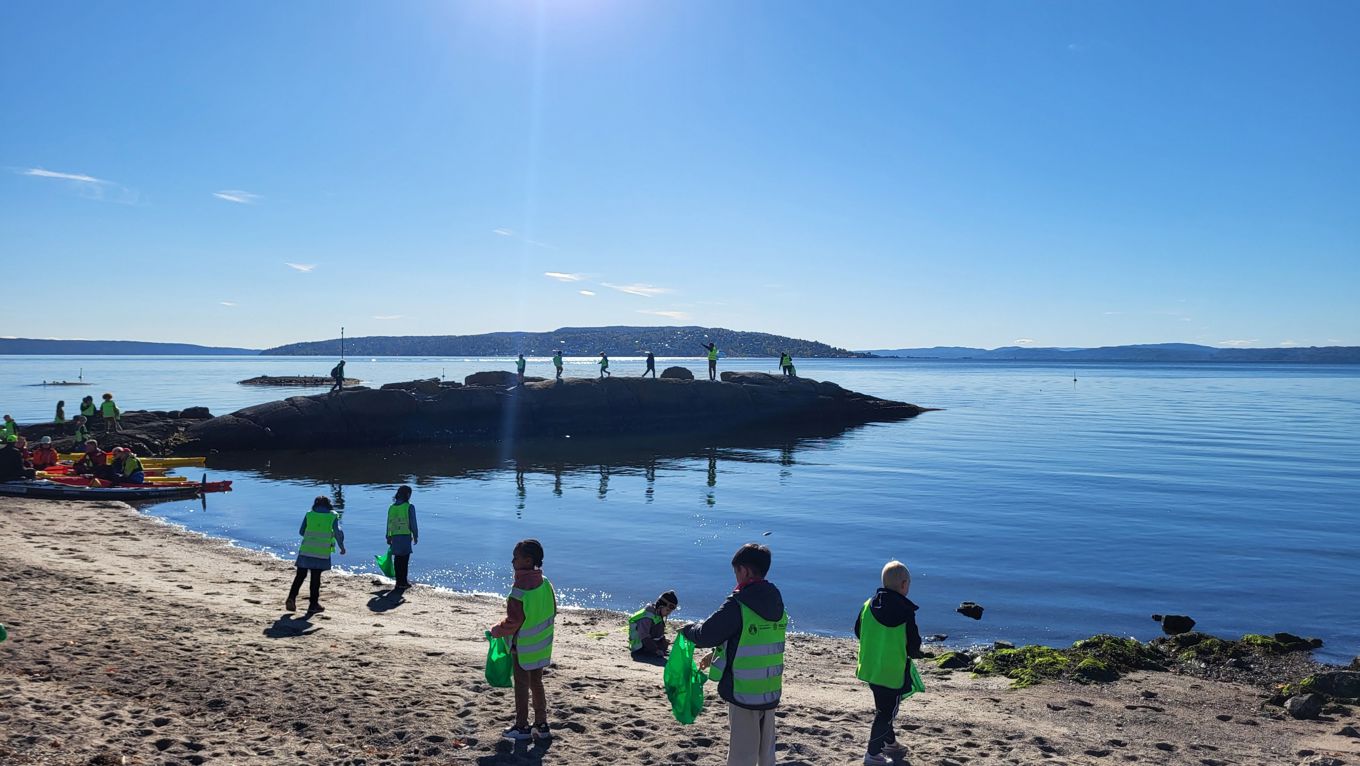 En gruppe mennesker på en strand