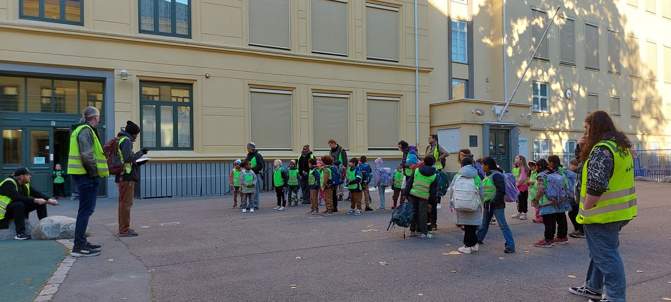 en gruppe mennesker som står utenfor en bygning