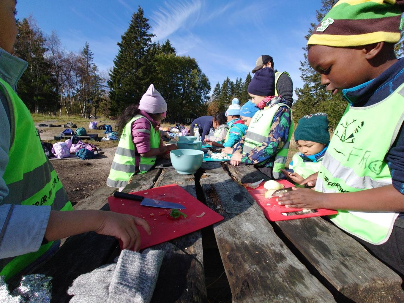 En gruppe mennesker som maler