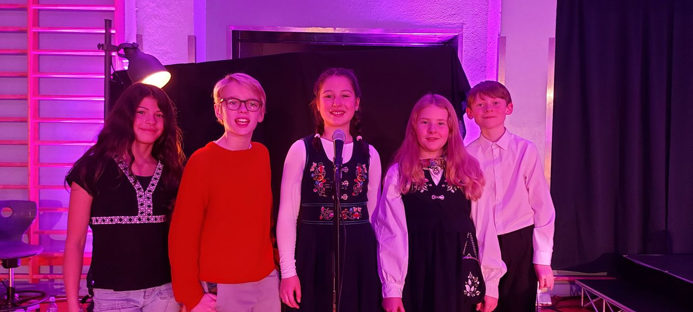 en gruppe mennesker som poserer for et bilde en gruppe mennesker som poserer for et bilde