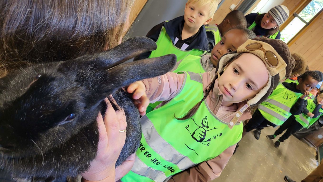 en gruppe barn i et rom