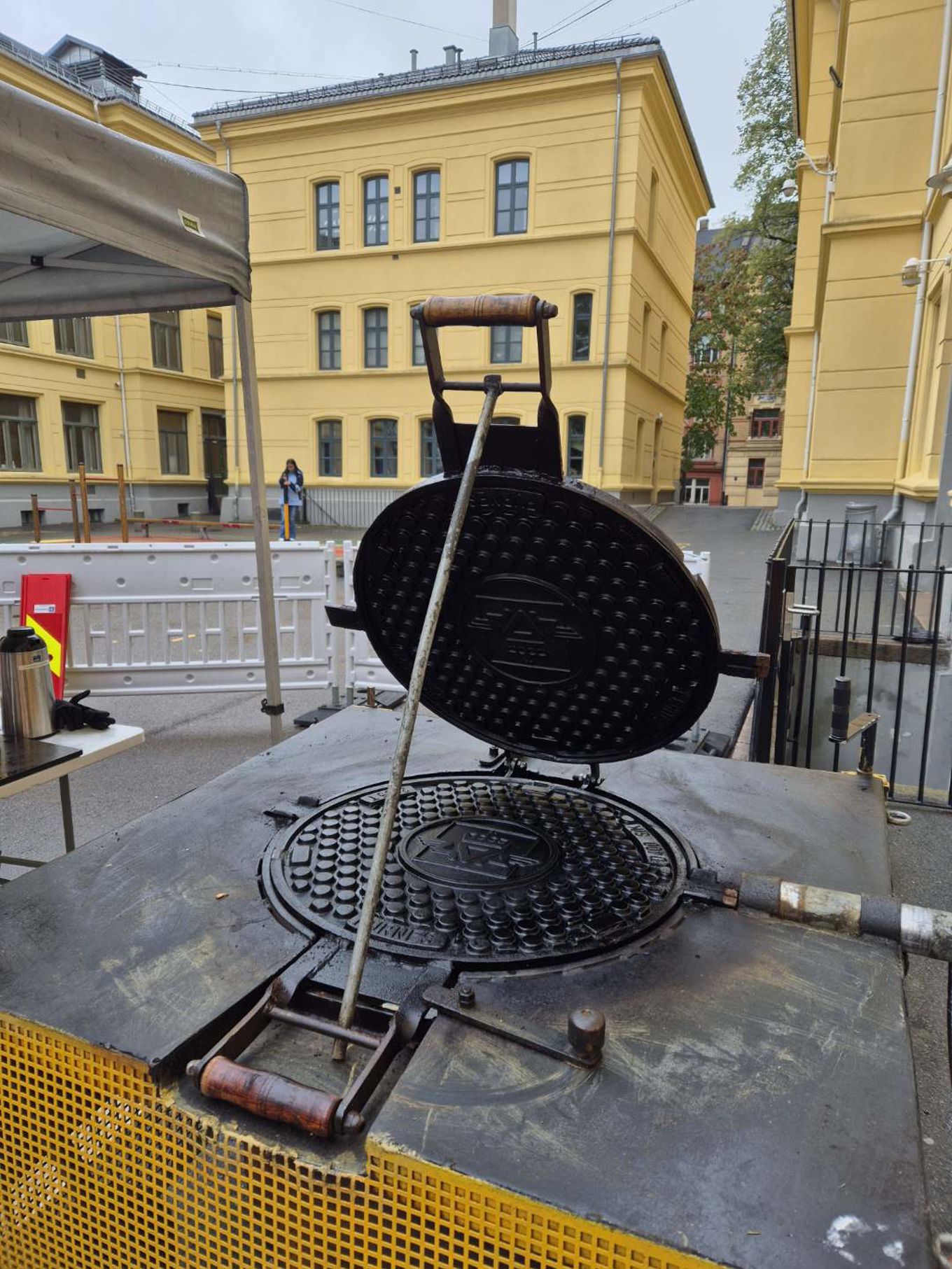 en metallgjenstand på en metalloverflate