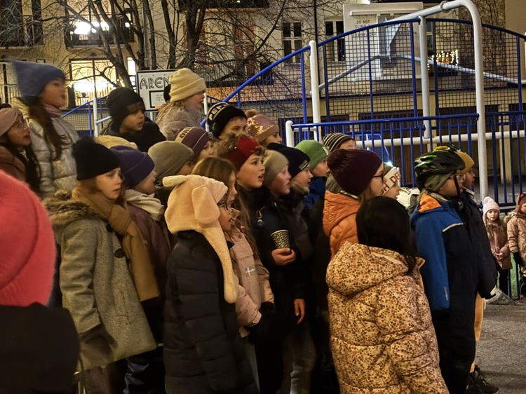 en gruppe mennesker som står utenfor