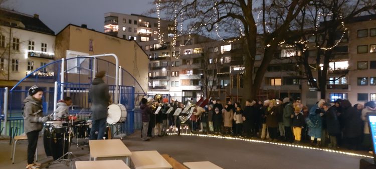 en gruppe mennesker som står utenfor