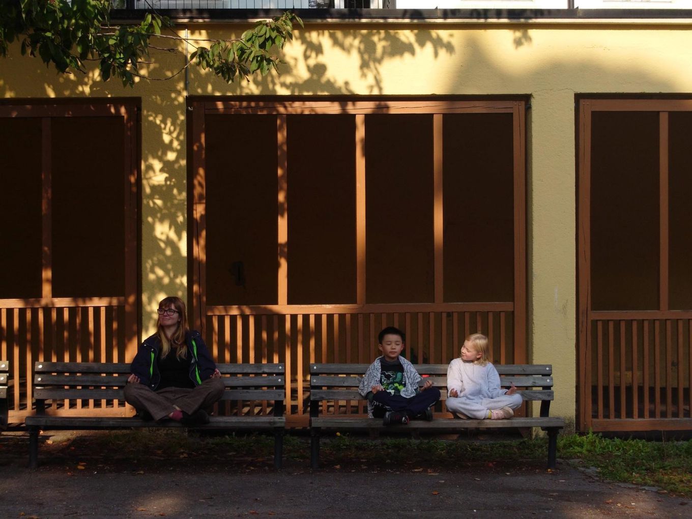 en gruppe mennesker som sitter på benker