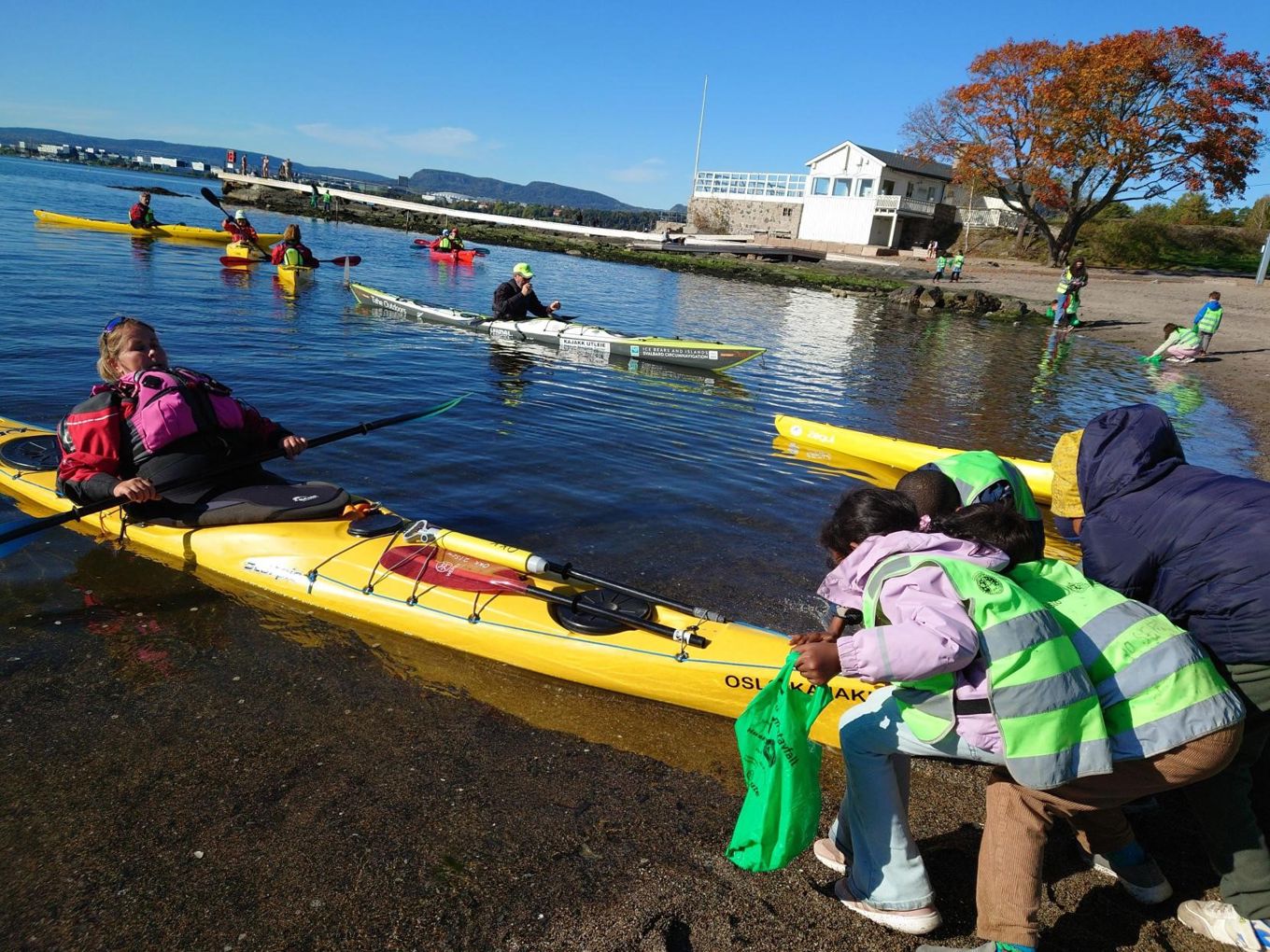 En gruppe mennesker i kajakker