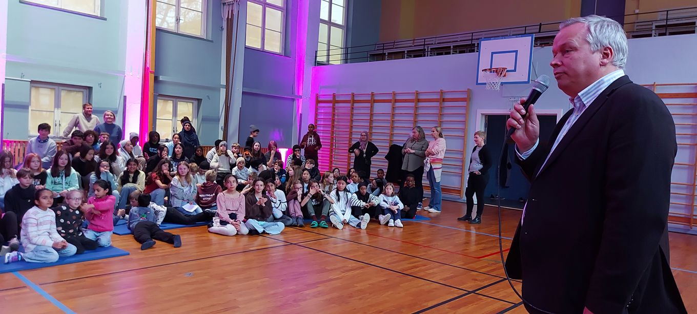 Foto: Mara A Trana Rektor i gymsalen med mellomtrinn