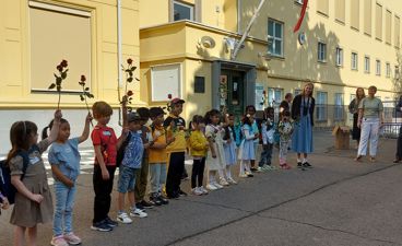 nye elever hever roser på første skoledag