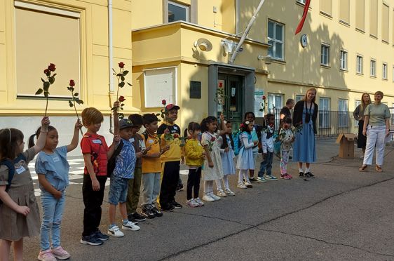 nye elever hever roser på første skoledag