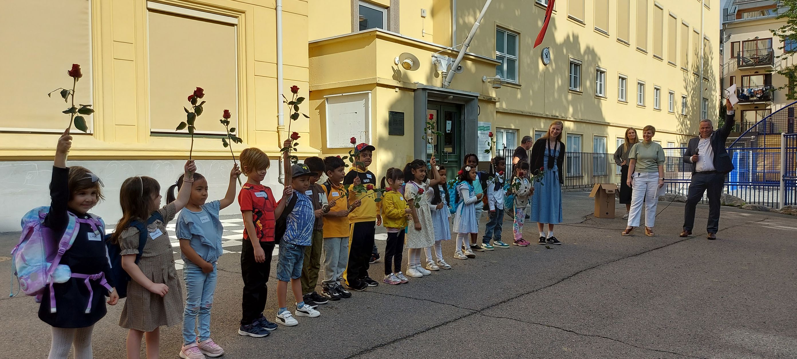 nye elever hever roser på første skoledag