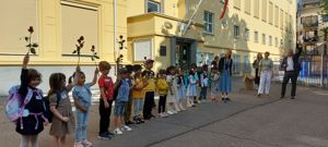 nye elever hever roser på første skoledag