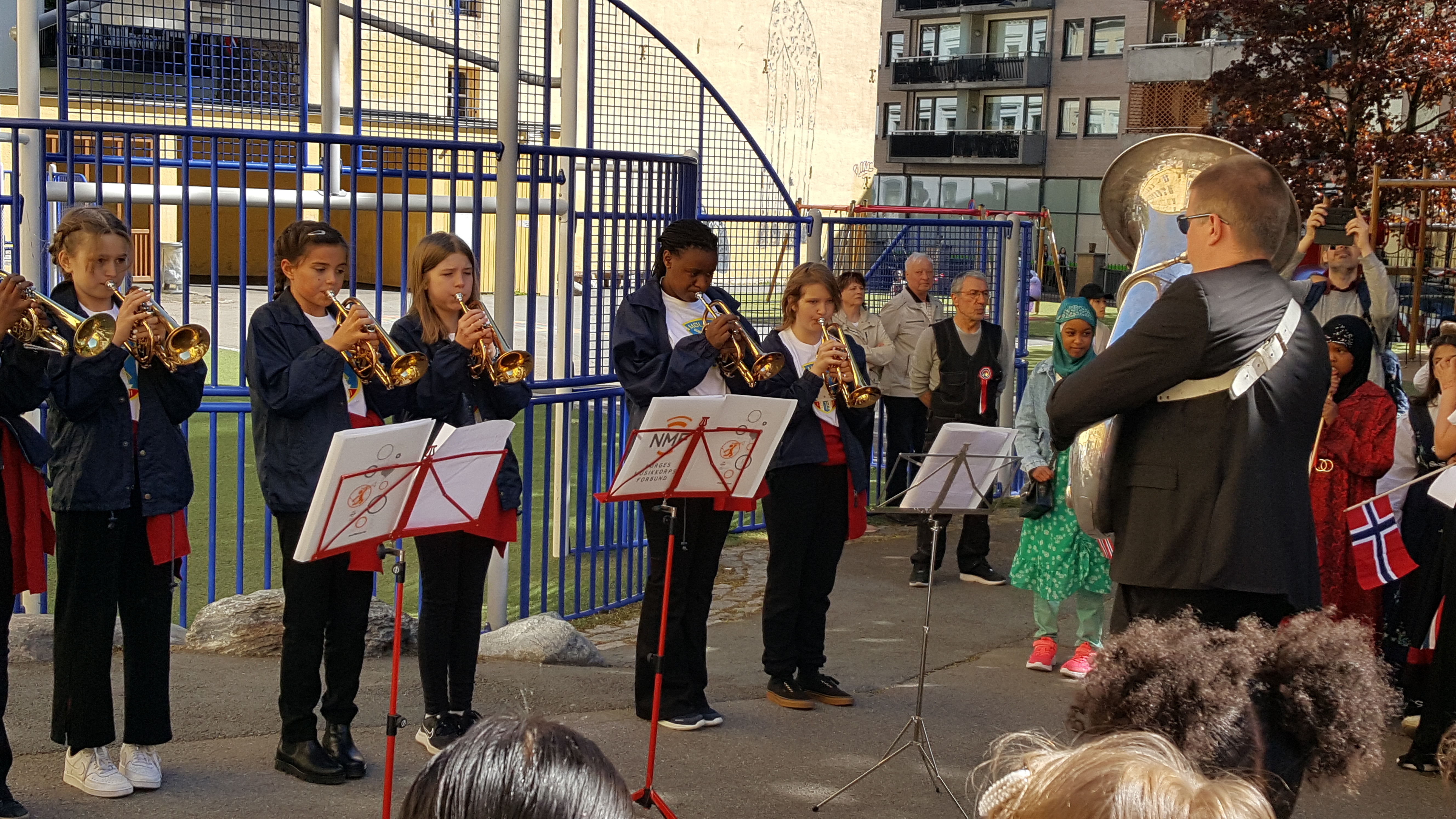 Møllas korps spilte  i skolegården