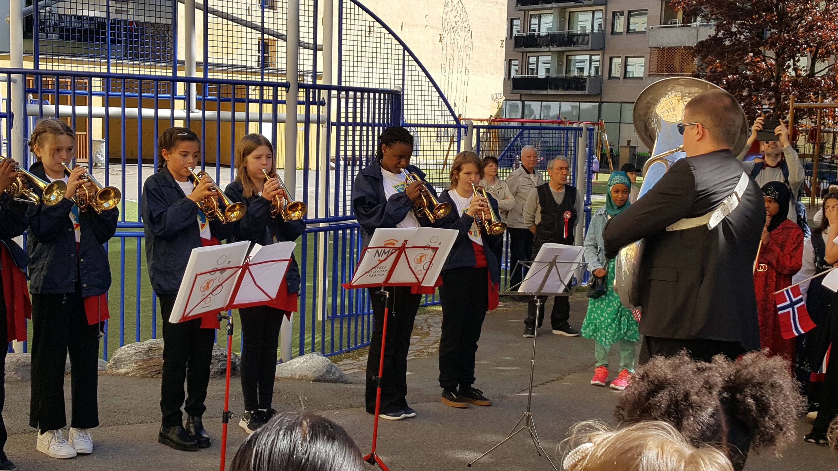 Møllas korps spilte  i skolegården