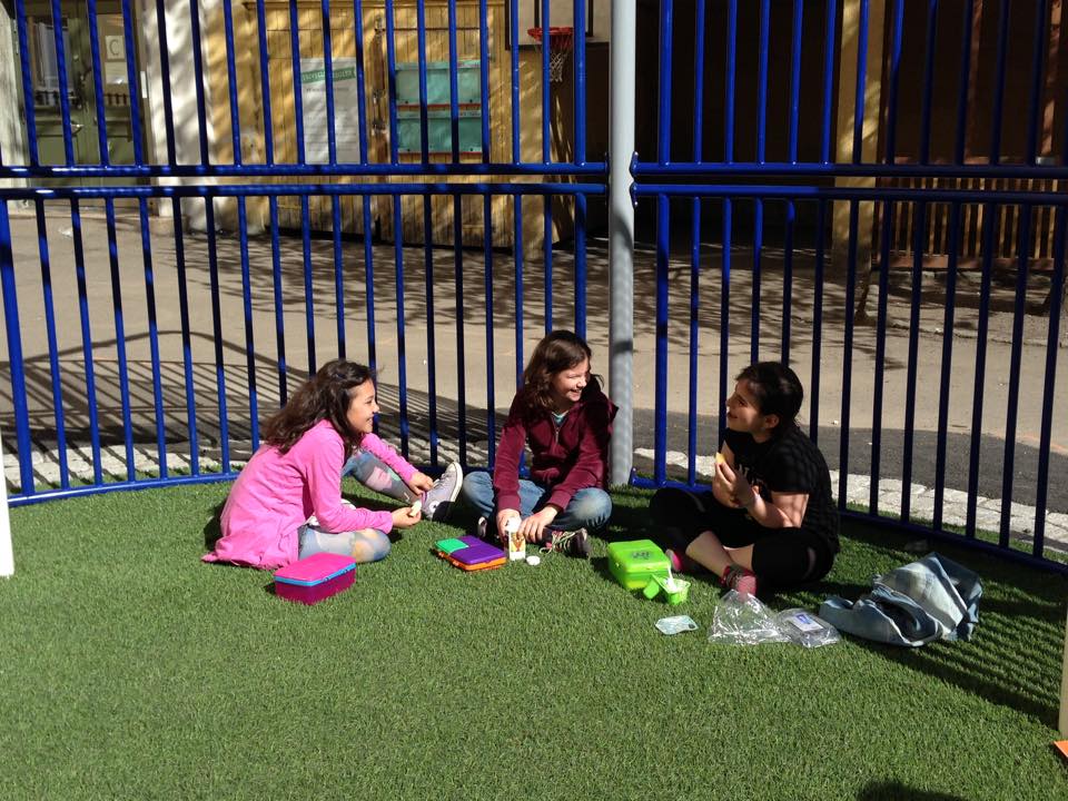 Jentene har lunsj ute