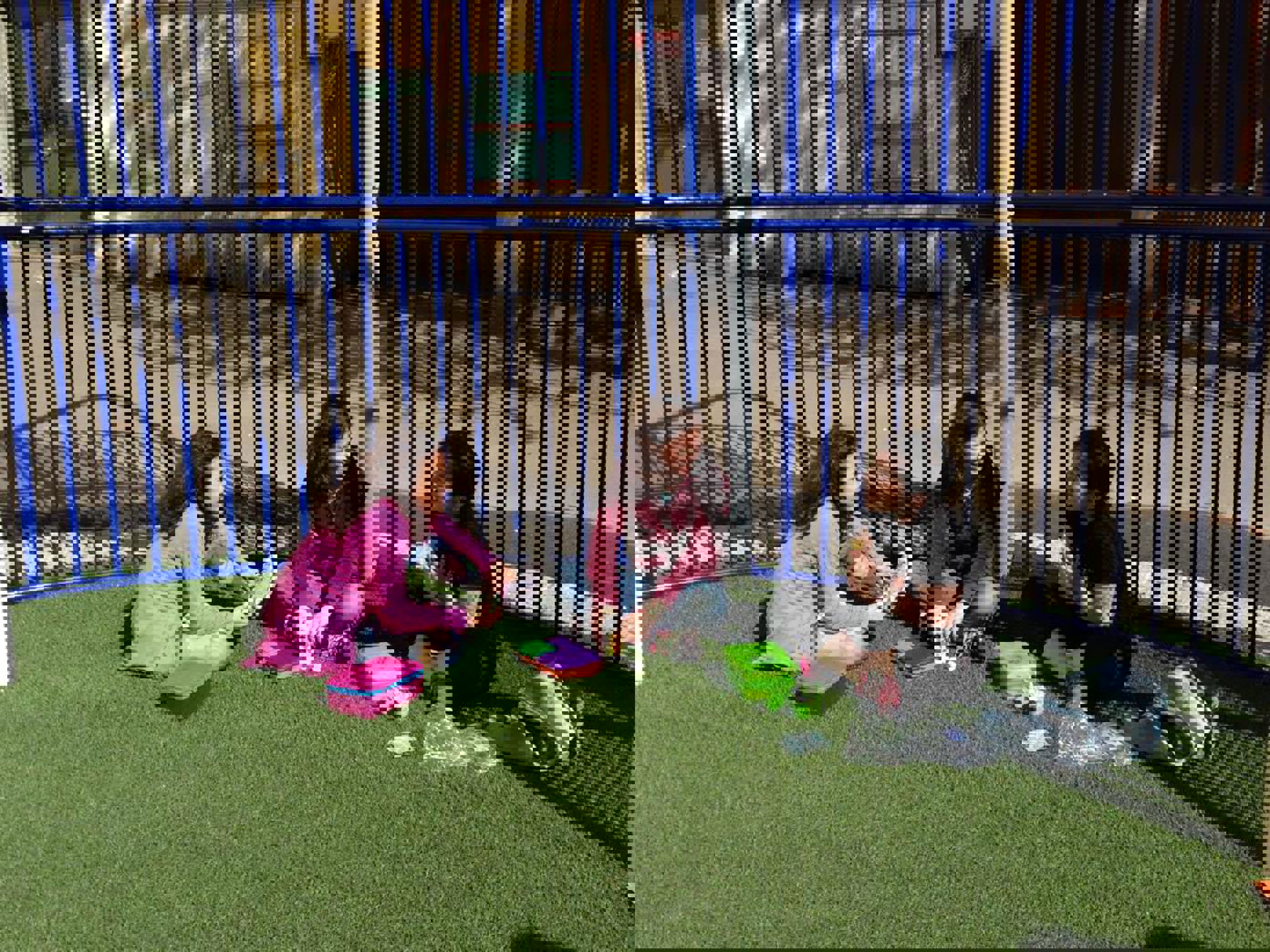 Jentene har lunsj ute