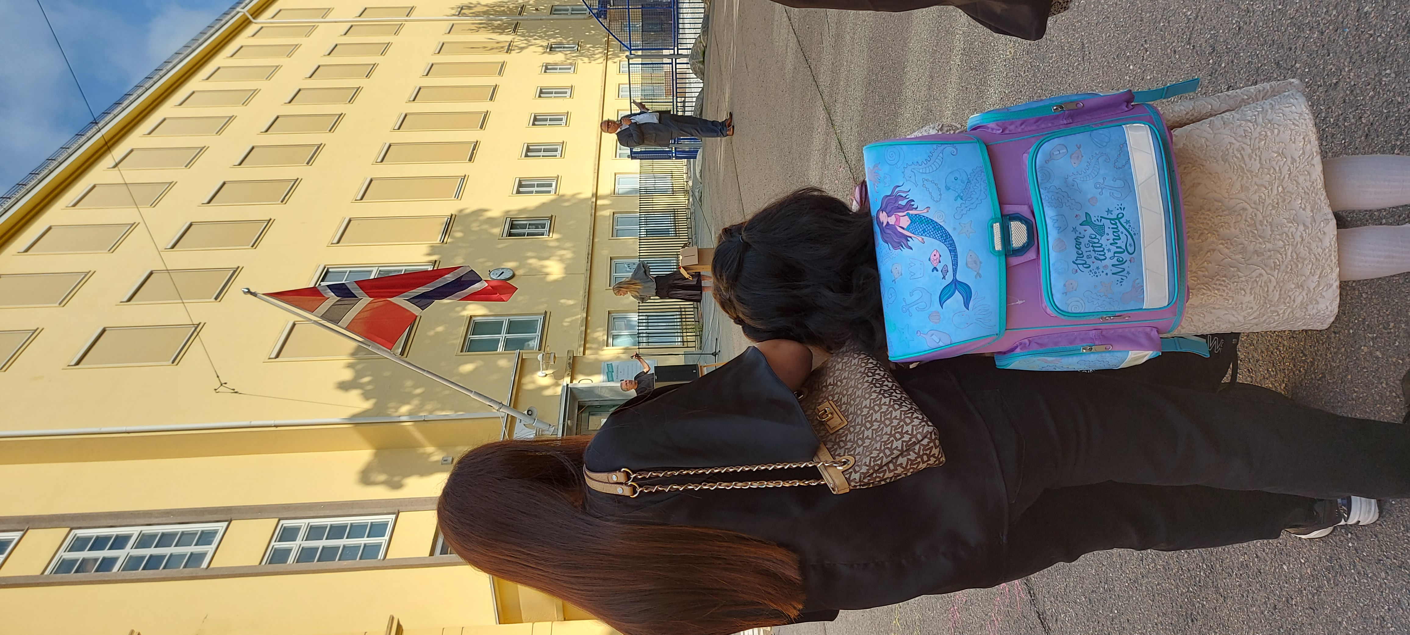 skolestartere møter opp til skolestart