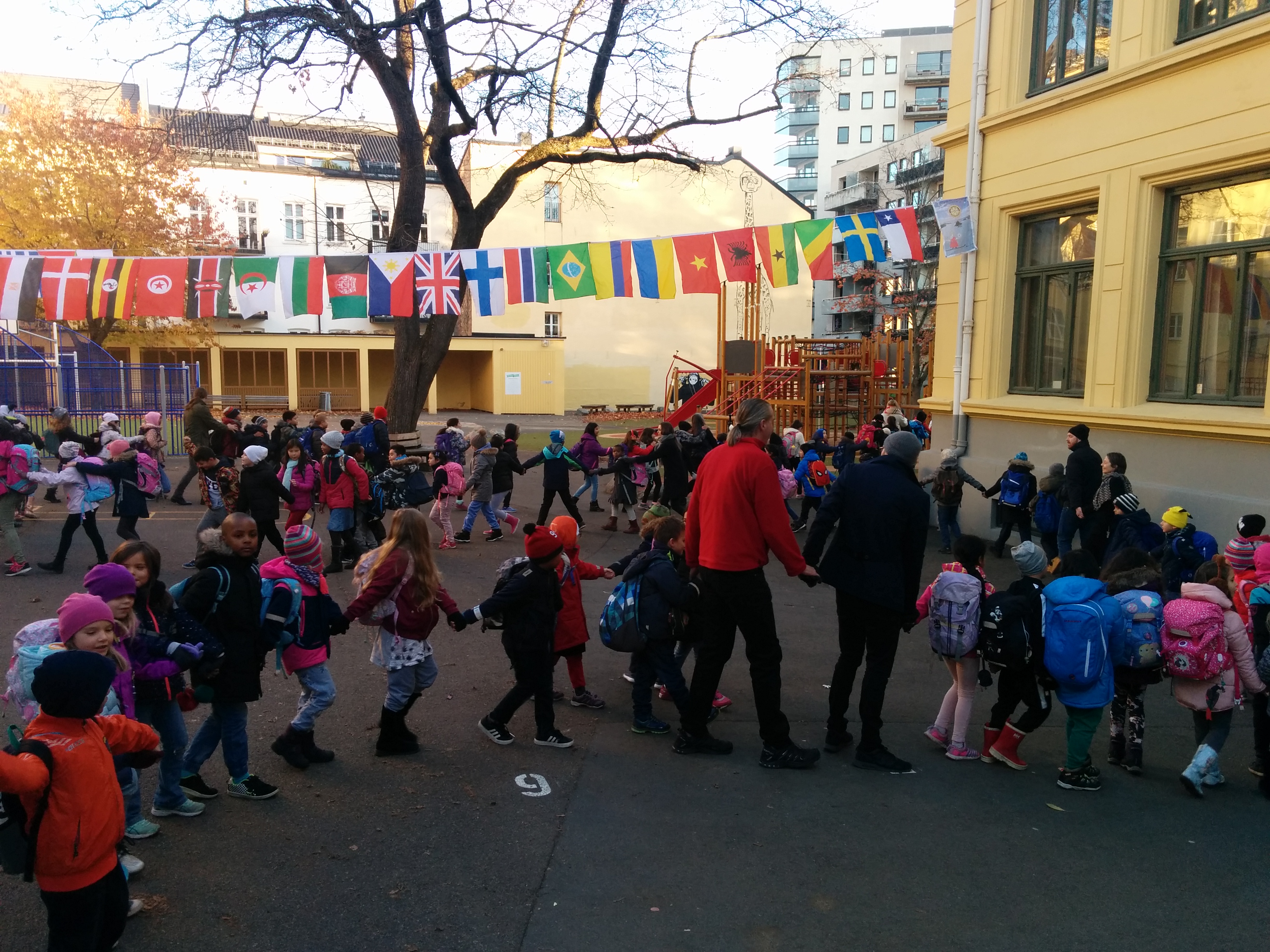 Elevene går slangen i skolegården