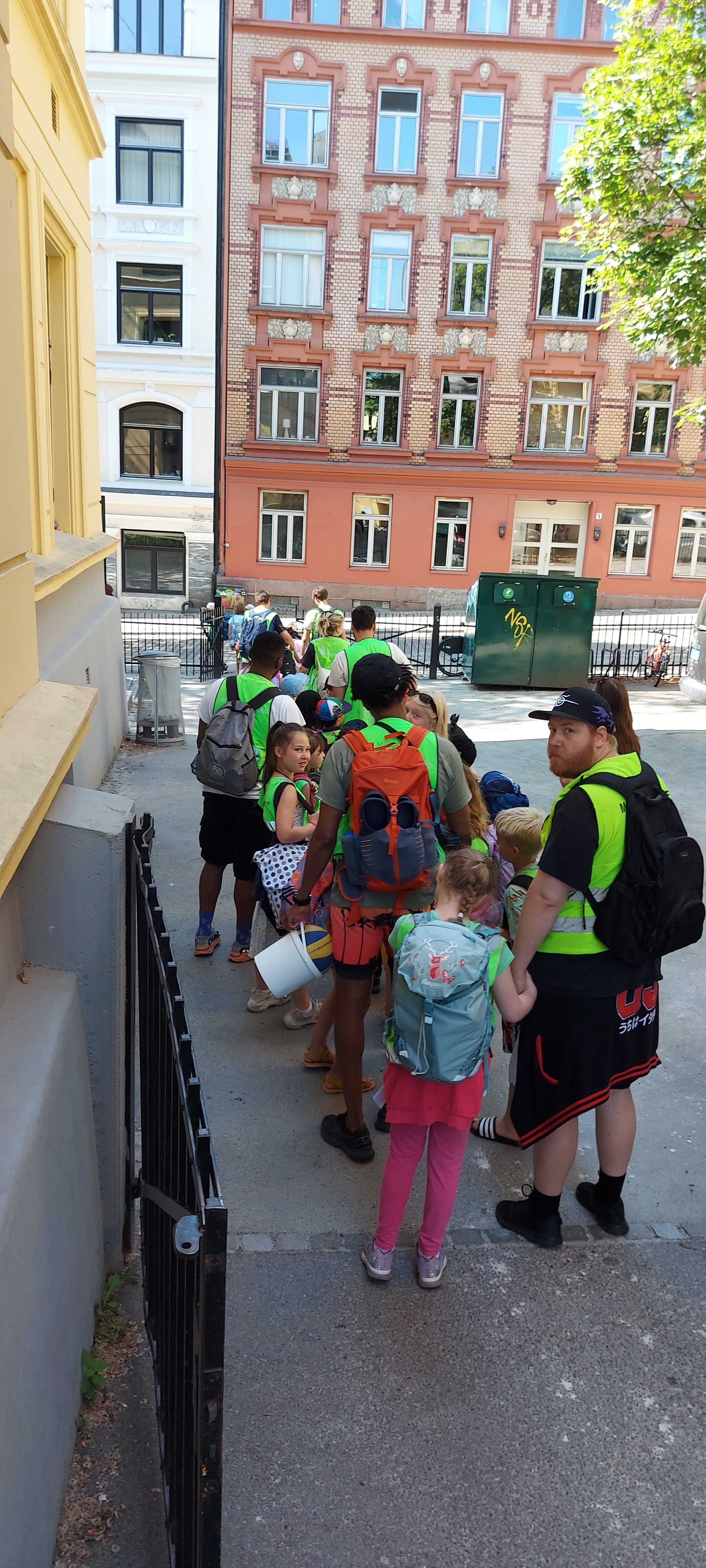 AKS elever på vei ut av porten