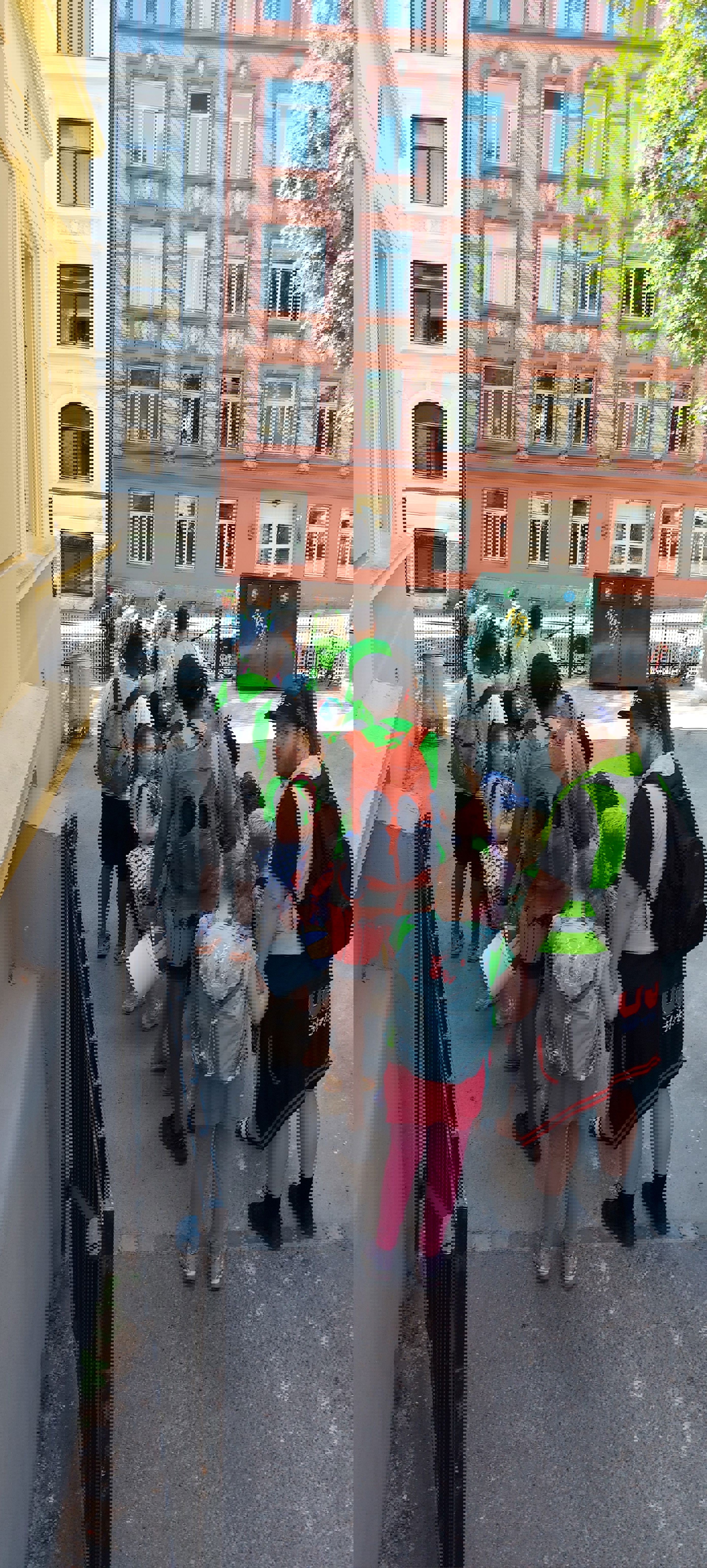 AKS elever på vei ut av porten