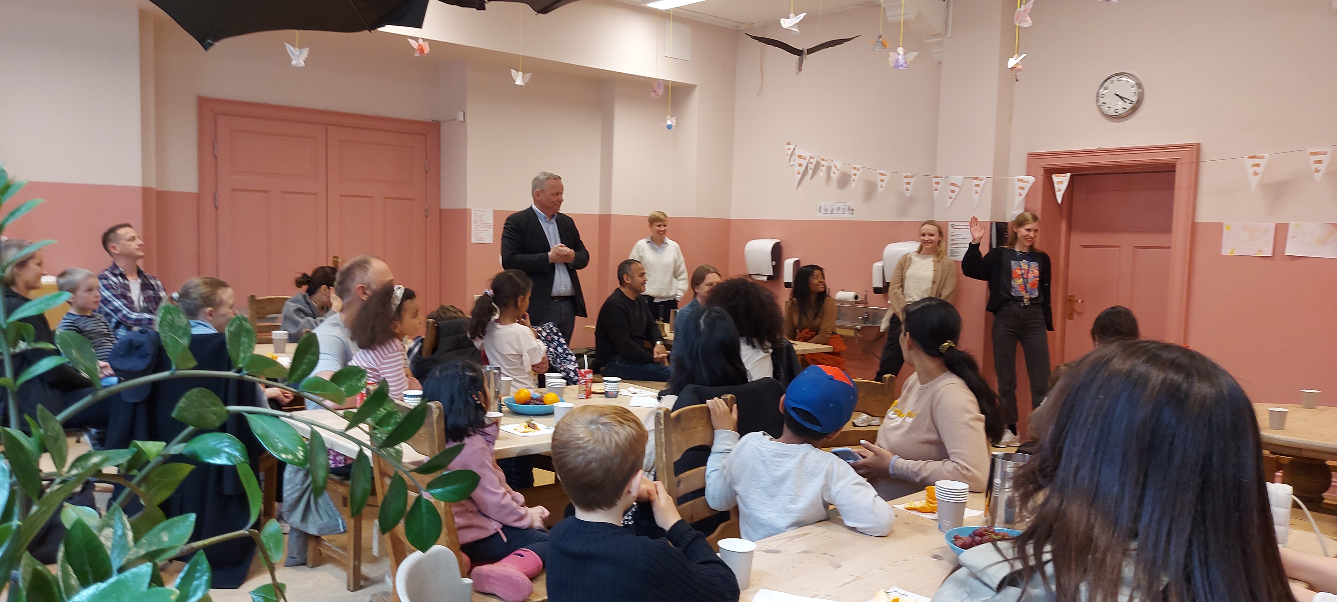 12 nye skolestartere kom for å hilse å lærerne sine