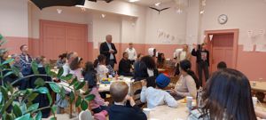 12 nye skolestartere kom for å hilse å lærerne sine