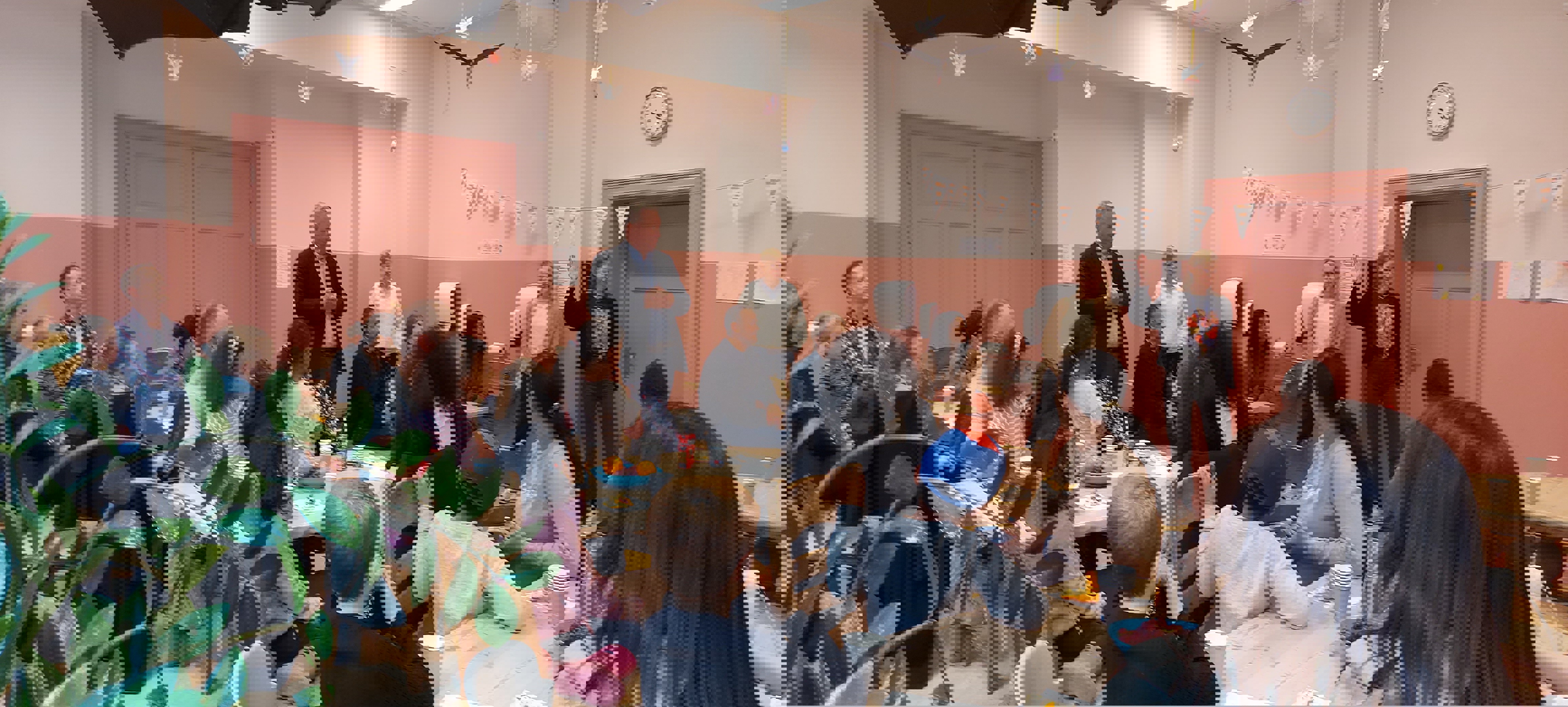 Foto: Mara A Trana 12 nye skolestartere kom for å hilse å lærerne sine