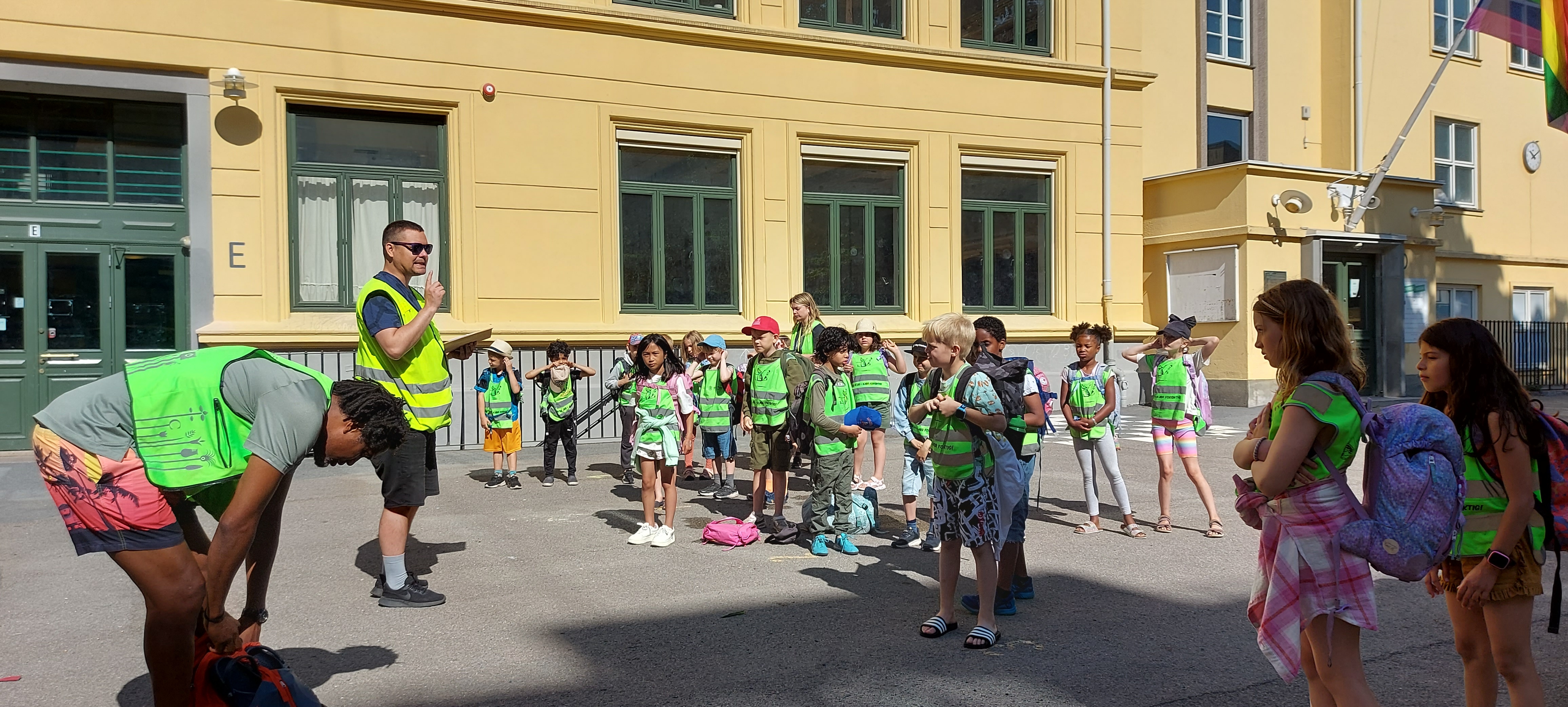 Elever i skolegården med turledere