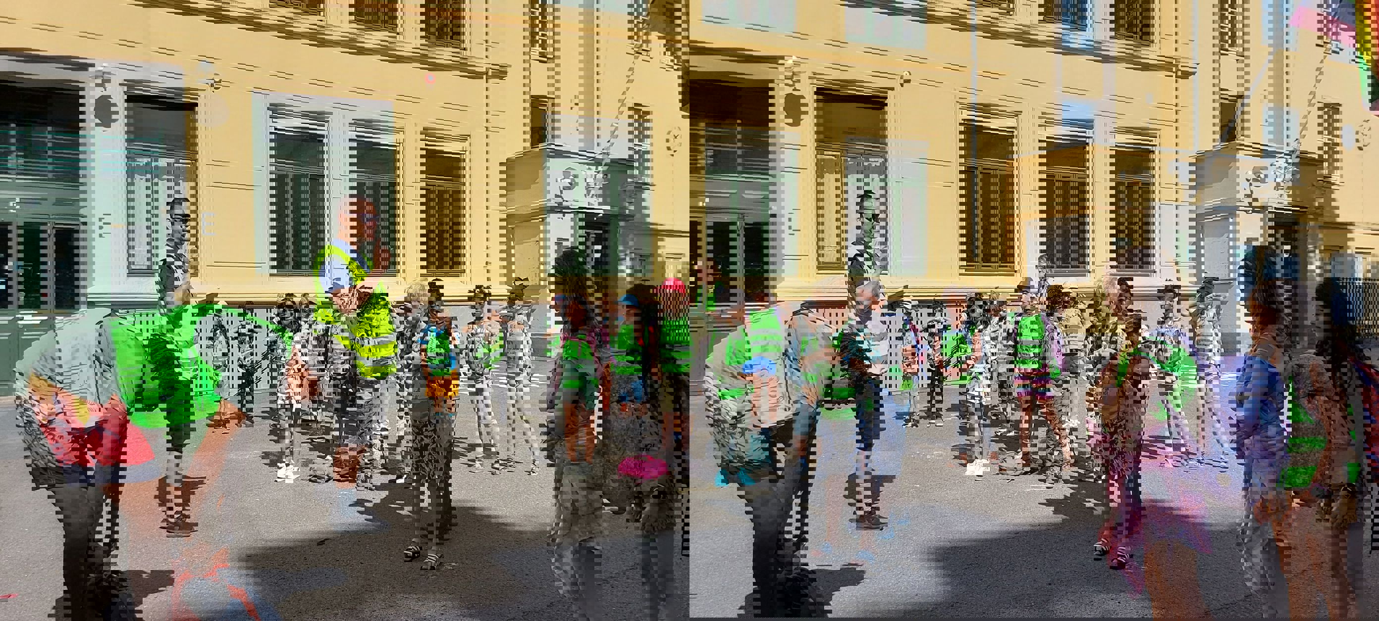 Elever i skolegården med turledere