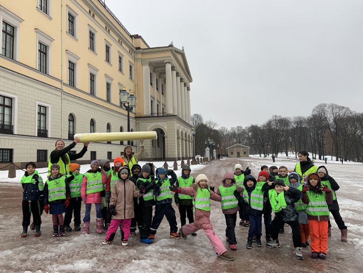 Elevene utenfor slottet