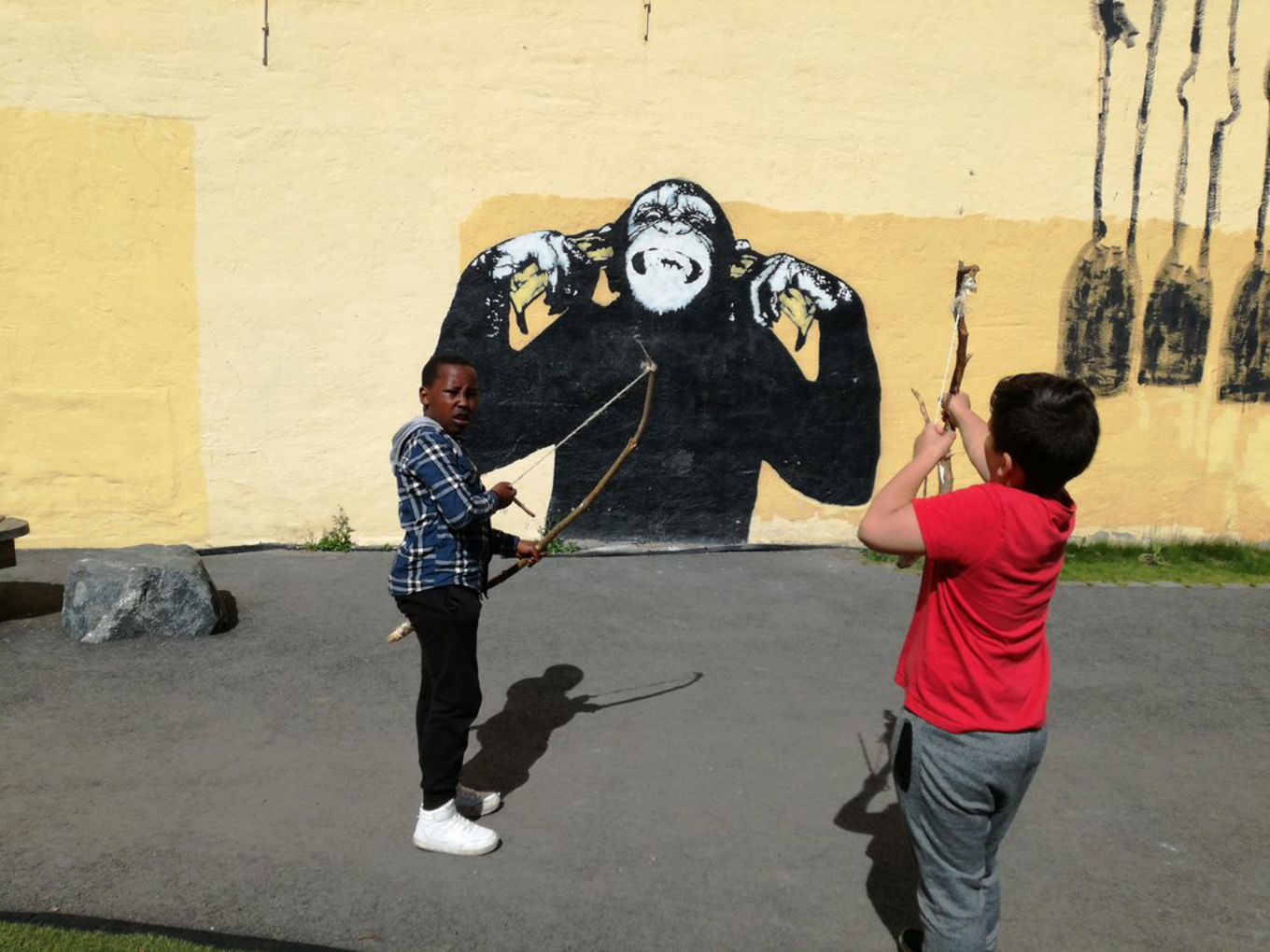 Barn med hjemmelaget pil og bue Barn med hjemmelaget pil og bue